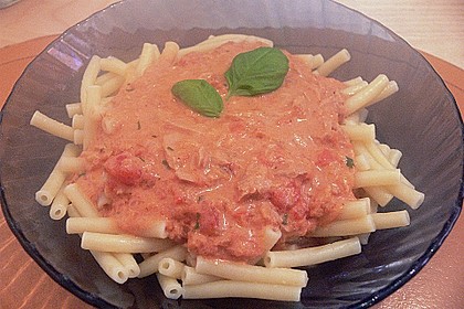 Nudeln in leichter, sämiger Thunfisch-Tomaten-Käse Sauce 110