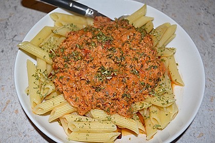 Nudeln in leichter, sämiger Thunfisch-Tomaten-Käse Sauce 27