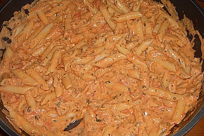 Nudeln in leichter, sämiger Thunfisch-Tomaten-Käse Sauce 37