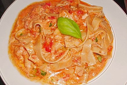 Nudeln in leichter, sämiger Thunfisch-Tomaten-Käse Sauce 114