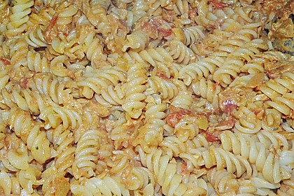 Nudeln in leichter, sämiger Thunfisch-Tomaten-Käse Sauce 90