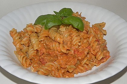 Nudeln in leichter, sämiger Thunfisch-Tomaten-Käse Sauce 26