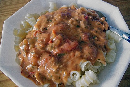 Nudeln in leichter, sämiger Thunfisch-Tomaten-Käse Sauce 115