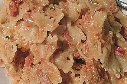 Nudeln in leichter, sämiger Thunfisch-Tomaten-Käse Sauce 56