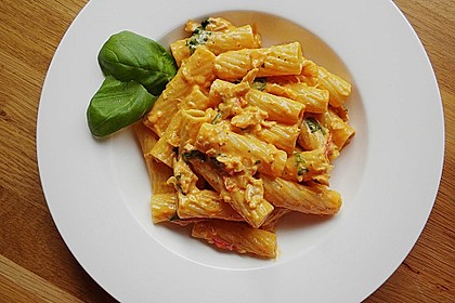 Nudeln in leichter, sämiger Thunfisch-Tomaten-Käse Sauce 10