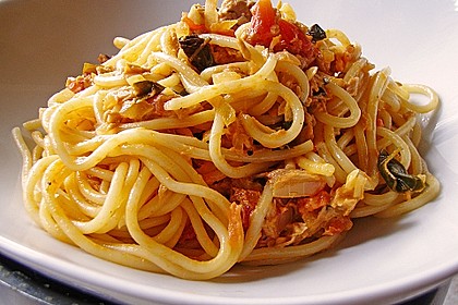 Nudeln in leichter, sämiger Thunfisch-Tomaten-Käse Sauce 4