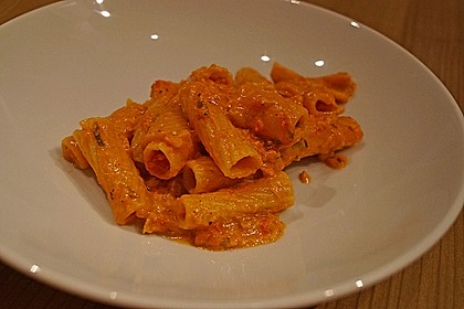 Nudeln in leichter, sämiger Thunfisch-Tomaten-Käse Sauce 69