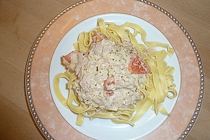 Nudeln in leichter, sämiger Thunfisch-Tomaten-Käse Sauce 65