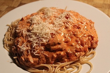 Nudeln in leichter, sämiger Thunfisch-Tomaten-Käse Sauce 45