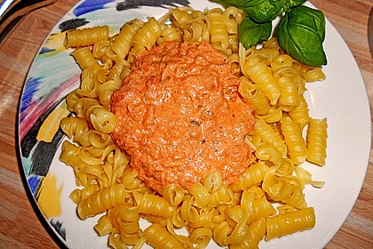 Nudeln in leichter, sämiger Thunfisch-Tomaten-Käse Sauce 41