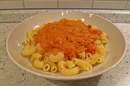 Nudeln in leichter, sämiger Thunfisch-Tomaten-Käse Sauce 63
