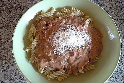 Nudeln in leichter, sämiger Thunfisch-Tomaten-Käse Sauce 70