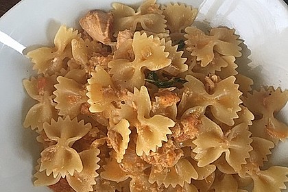 Nudeln in leichter, sämiger Thunfisch-Tomaten-Käse Sauce 61
