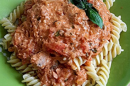 Nudeln in leichter, sämiger Thunfisch-Tomaten-Käse Sauce 24
