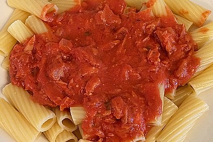 Nudeln in leichter, sämiger Thunfisch-Tomaten-Käse Sauce 81