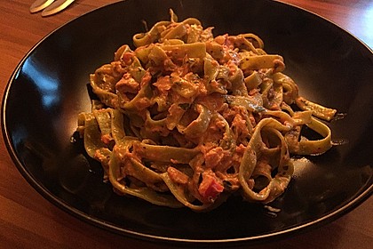 Nudeln in leichter, sämiger Thunfisch-Tomaten-Käse Sauce 113