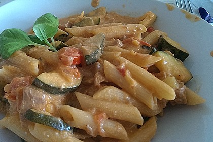 Nudeln in leichter, sämiger Thunfisch-Tomaten-Käse Sauce 82