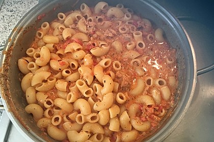 Nudeln in leichter, sämiger Thunfisch-Tomaten-Käse Sauce 106