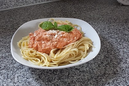 Nudeln in leichter, sämiger Thunfisch-Tomaten-Käse Sauce 92