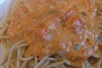 Nudeln in leichter, sämiger Thunfisch-Tomaten-Käse Sauce 50