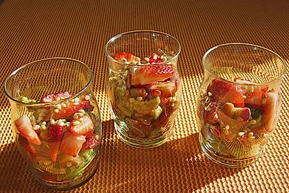 Avocado - Erdbeer - Salat mit Ingwer Dressing 19