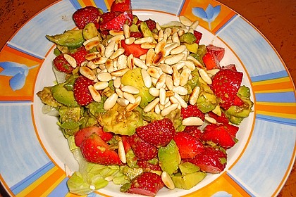 Avocado - Erdbeer - Salat mit Ingwer Dressing 11
