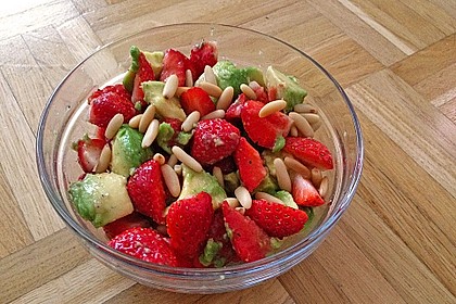 Avocado - Erdbeer - Salat mit Ingwer Dressing 5