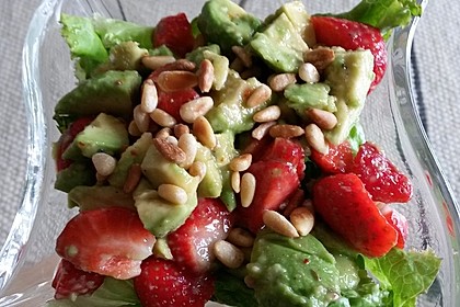 Avocado - Erdbeer - Salat mit Ingwer Dressing 20