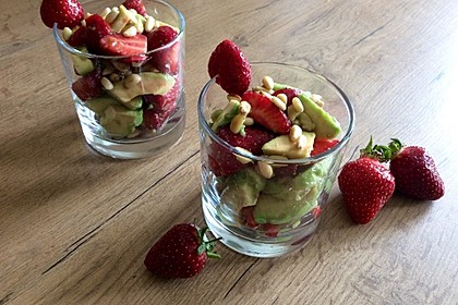 Avocado - Erdbeer - Salat mit Ingwer Dressing 8