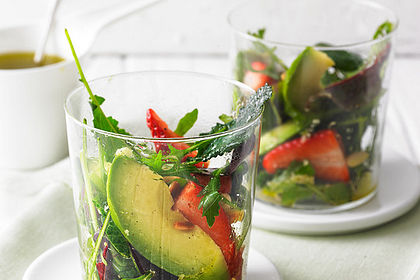 Avocado - Erdbeer - Salat mit Ingwer Dressing
