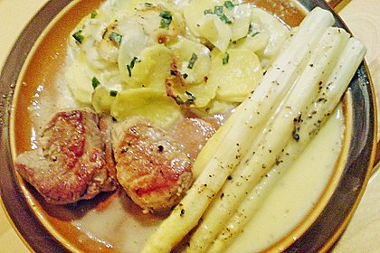 Spargel mit Sauce Hollandaise, gebratenem Schweinefilet und Kartoffelgratin 1