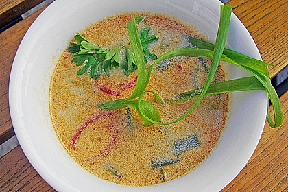 Suppe von rotem Curry mit Kokosmilch und schwarzen Linsen 1