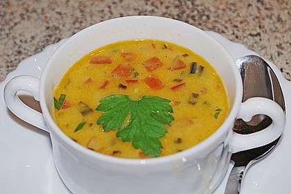 Suppe von rotem Curry mit Kokosmilch und schwarzen Linsen 2