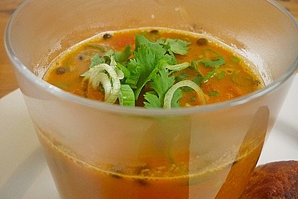 Suppe von rotem Curry mit Kokosmilch und schwarzen Linsen 3