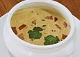 Suppe von rotem Curry mit Kokosmilch und schwarzen Linsen