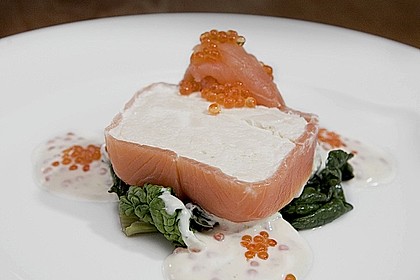 R&auml;ucherlachsmousse auf gebratenem Spinatsalat