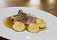 Lammkeule in Olivenjus mit Herzoginkartoffeln und karamellisiertem Chicoree