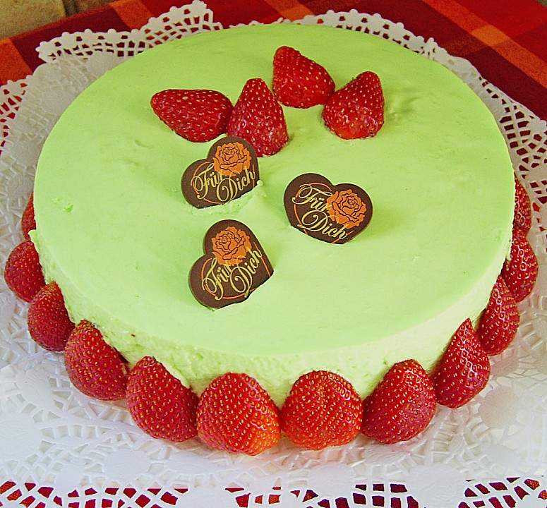 Waldmeister - Frischkäse - Torte mit Erdbeeren (Rezept mit Bild ...