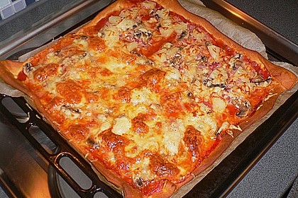 Pizza mit Tomatenso&szlig;e und Salami