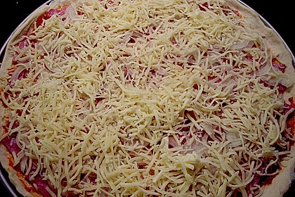 Pizza mit Tomatenso&szlig;e und Salami 1