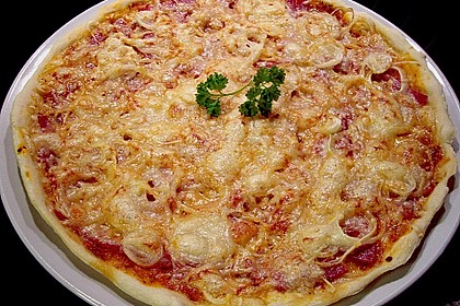 Pizza mit Tomatenso&szlig;e und Salami 2