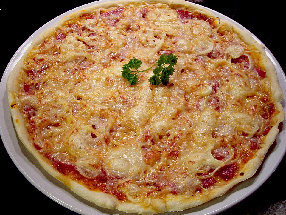 Pizza mit Tomatensoße und Salami (Rezept mit Bild) | Chefkoch.de