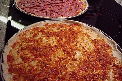 Pizza mit Tomatenso&szlig;e und Salami 3