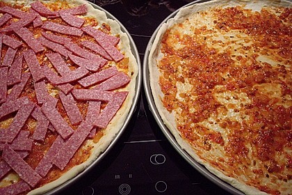 Pizza mit Tomatenso&szlig;e und Salami 4