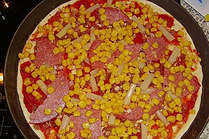 Pizza mit Tomatenso&szlig;e und Salami 5