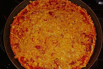 Pizza mit Tomatenso&szlig;e und Salami 6