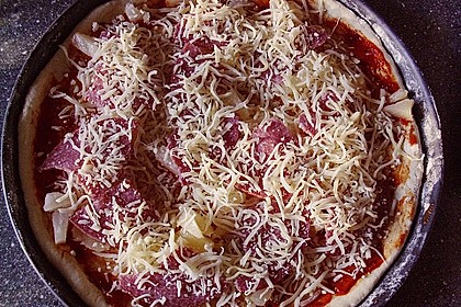 Pizza mit Tomatenso&szlig;e und Salami 7