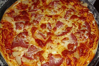 Pizza mit Tomatenso&szlig;e und Salami 8