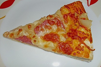 Pizza mit Tomatenso&szlig;e und Salami 9