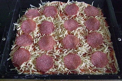 Pizza mit Tomatenso&szlig;e und Salami 10